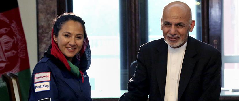 El presidente afgano Ashraf Ghani estrecha la mano de la piloto afgano-estadounidense Shaesta Waiz en el palacio presidencial de Kabul. (Prensa Asociada)
