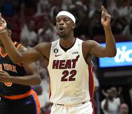 El alero del Heat de Miami Jimmy Butler reacciona tras lanza un triple en el cuarto juego de las semifinales de la Conferencia Este ante los Knicks de Nueva York el lunes 8 de mayo del 2023.