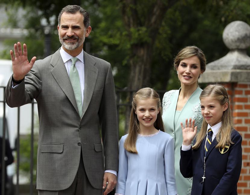 Sofía y su hermana llegaron a la entrada del templo de la mano de sus padres, Felipe VI y la reina Letizia. (Agencia EFE)
