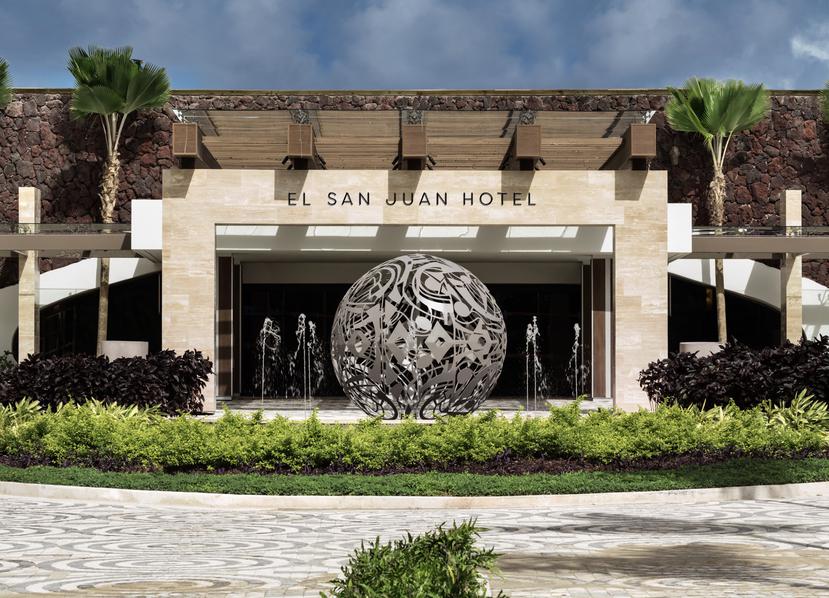 Entrada del Fairmont El San Juan Hotel, que ubica en la zona turística de Isla Verde, en Carolina.
