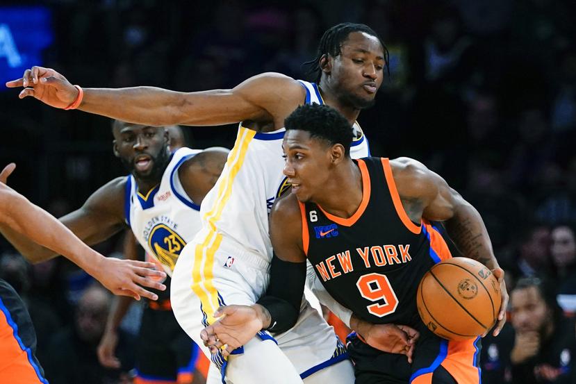 RJ Barrett de los Knicks de Nueva York avanza hacia la canasta superando a Jonathan Kuminga de los Warriors de Golden State en el encuentro del martes 20 de diciembre del 2022
