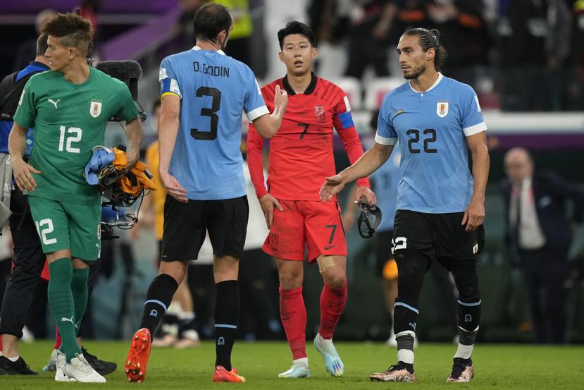 El surcoreano Son Heung-min (7), saluda a los jugadores de Uruguay al final del partido del Grupo H del Mundial que enfrentó a ambas selecciones en el estadio Education City, en Rayán, Catar. El resultado 0-0 es uno de cuatro empates sin goles que se han registrado en esta Copa Mundial.