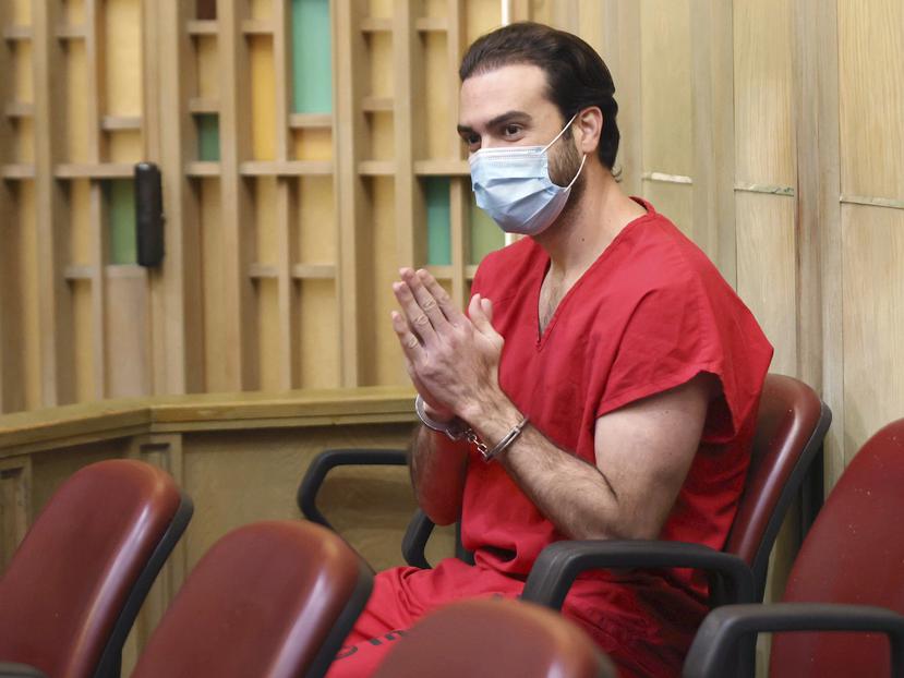 El actor Pablo Lyle hace un gesto a sus familiares en una sala de corte en el edificio Richard E. Gerstein en Miami, el 12 de diciembre de 2022.