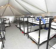 Esta foto sin fecha proveída por el Departamento de Salud y Servicios Humanos de Estados Unidos muestra el interior de una instalación para niños inmigrantes separados de sus padres en Tornillo, Texas. (AP)