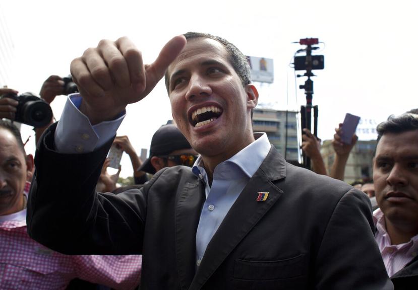 El autoproclamado presidente interino de Venezuela, Juan Guiadó saluda a los trabajadores del transporte durante una manifestación de apoyo en Caracas. (AP  / Ariana Cubillos)