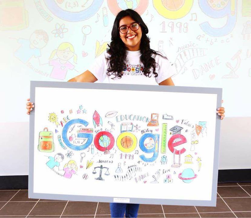 La estudiante Jannienid Alicea Tirado muestra el dibujo con el que está compitiendo. (Suministrada)