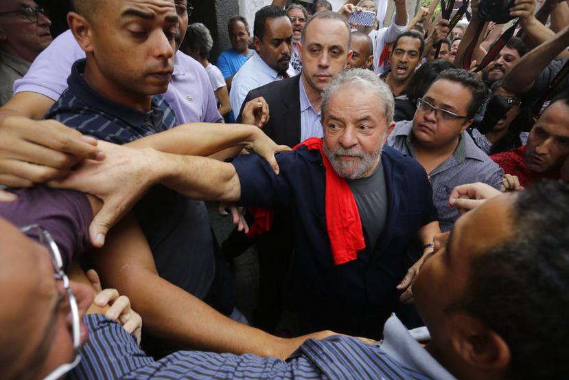Lula es rodeado por sus seguidores a la salida del edificio del Partido de los Trabajadores (AP).