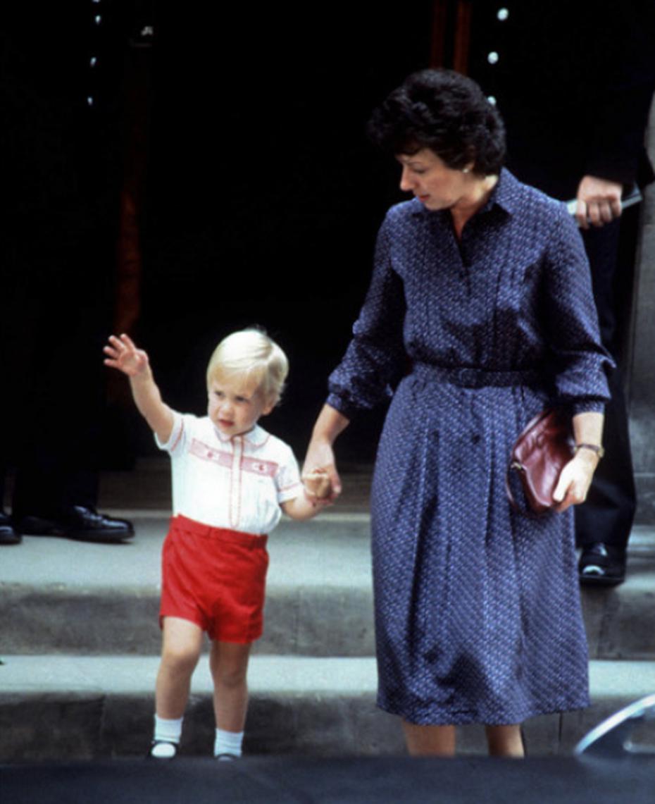 Tras visitar a su madre y a su hermano recién nacido, Harry, el príncipe William sale del hospital St. Mary's acompañado por su nana, Barbara Barnes en 1984. (AP)