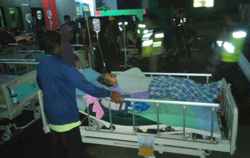Pacientes son evacuados de un hospital en Banyumas, Java Central (AP).