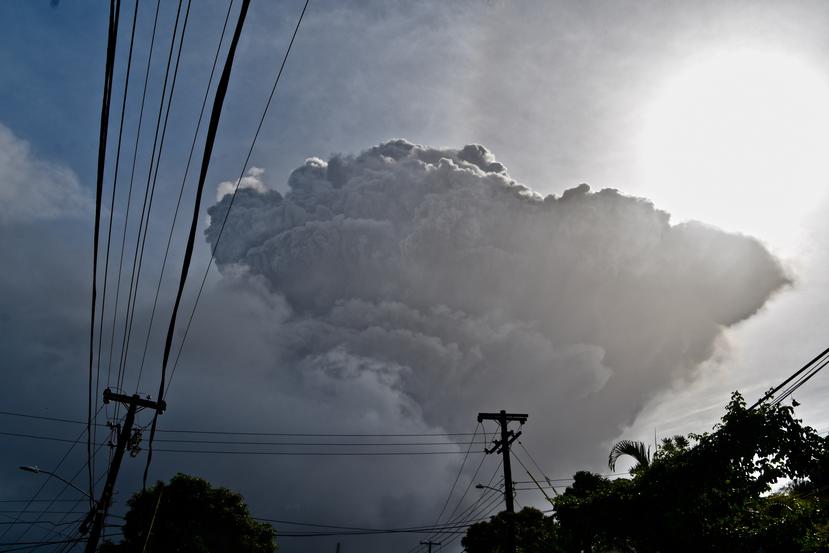 Una columna de cenizas se eleva el viernes 9 de abril de 2021 durante una erupción del volcán La Soufriere, en la isla caribeña de San Vicente.