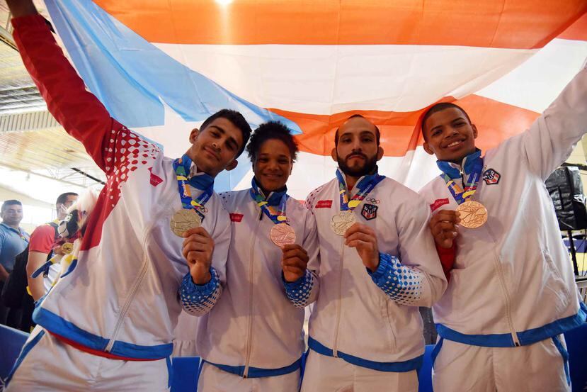 Adrián Gandía (a la izquierda) posa con su medalla de plata obtenida en los Centroamericanos de Barranquilla. Lo acompañan María Pérez, Augusto Miranda y Carlos Rodríguez. (Archivo / GFR Media)