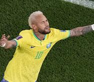 Neymar da gracias luego de anotar de penal en el primer tiempo en la goleada de Brasil ante Corea en el Mundial.