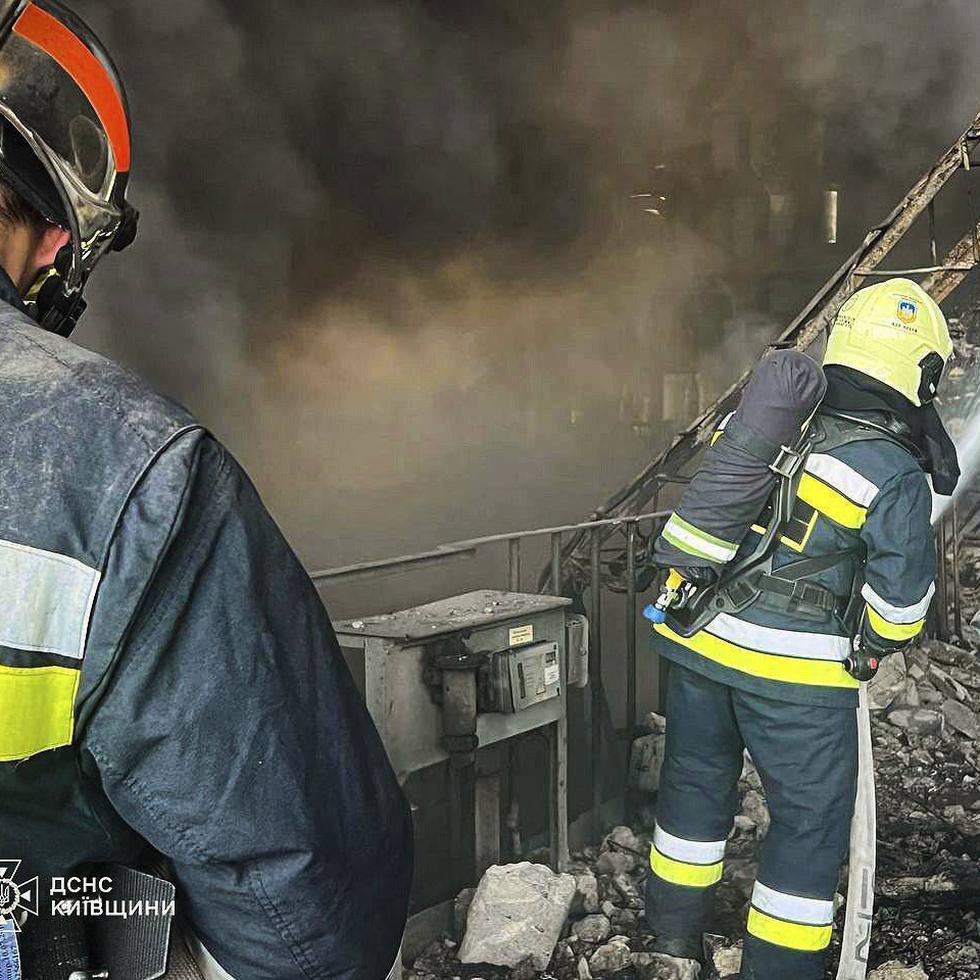 En esta imagen difundida por el Servicio de Emergencias de Ucrania, trabajadores de emergencias extinguen un incendio después de un ataque ruso contra la planta termoeléctrica de Trypilska.
