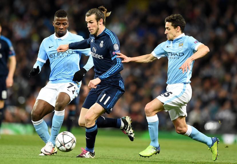 Gareth Bale maneja el balón contra el Man City durante el partido.