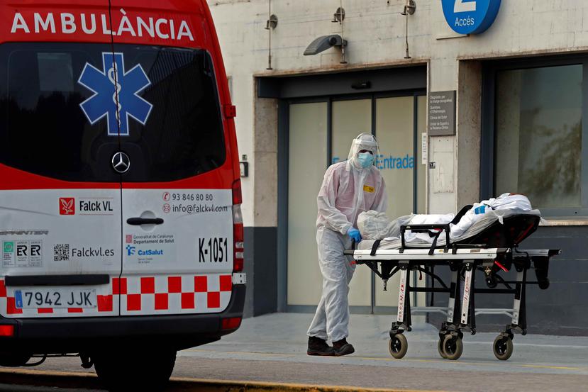 Un paramédico en Barcelona, España. (EFE)