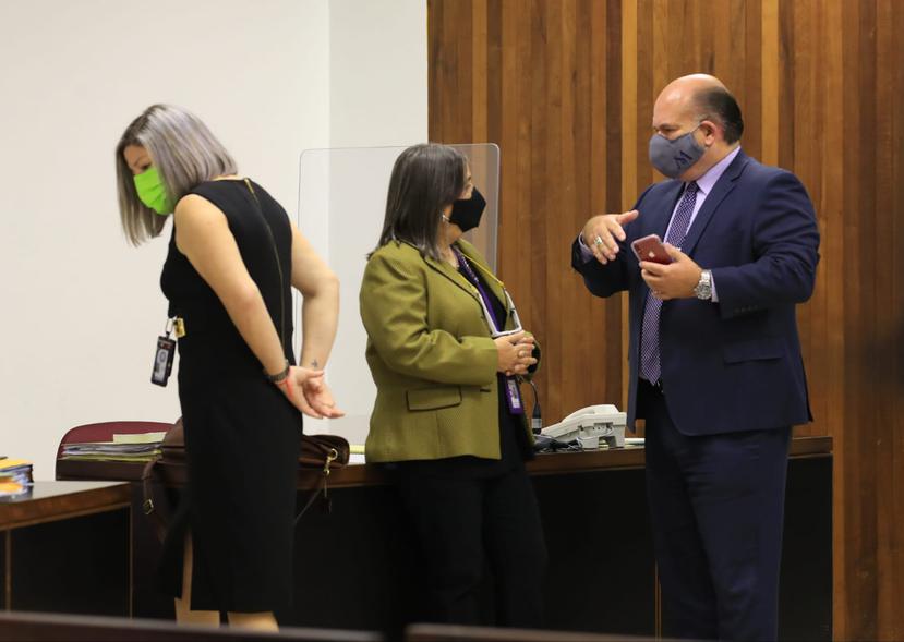 El abogado Manuel Morales Smith junto a las fiscales Jéssica Cabrera y Gretechen Pérez.
