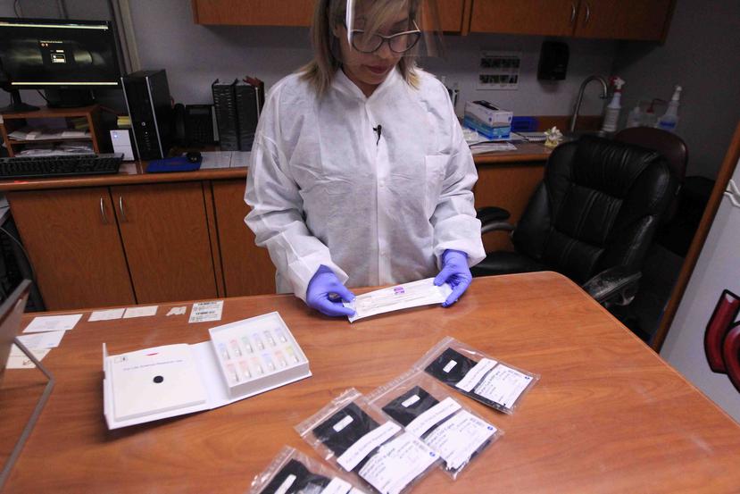 La licenciada Brenda Arroyo de Laboratorio Clínico Toledo muestra el kit que se usa para tomar las muestras.