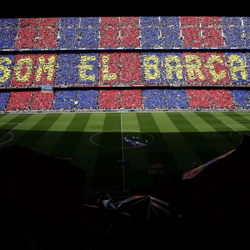 Los aficionados del FC Barcelona forman un mosaico en el estadio Camp Nou, en una imagen de archivo.
