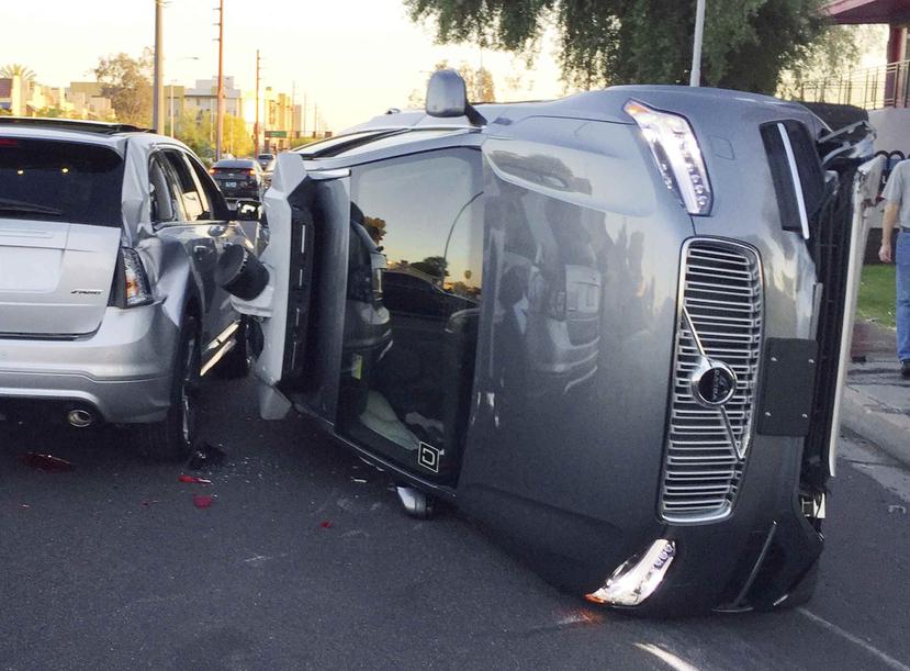 Esta foto del 24 de marzo pasado, proporcionada por el Departamento de Policía de Tempe, Arizona, muestra una SUV autónoma de Uber que se volcó en una colisión en esa ciudad. (Archivo / AP)