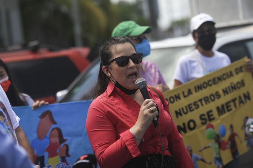 Claribel Maldonado, representantes de mujeres por Puerto Rico y participante de una manifestación frente al Departamento de Educación.