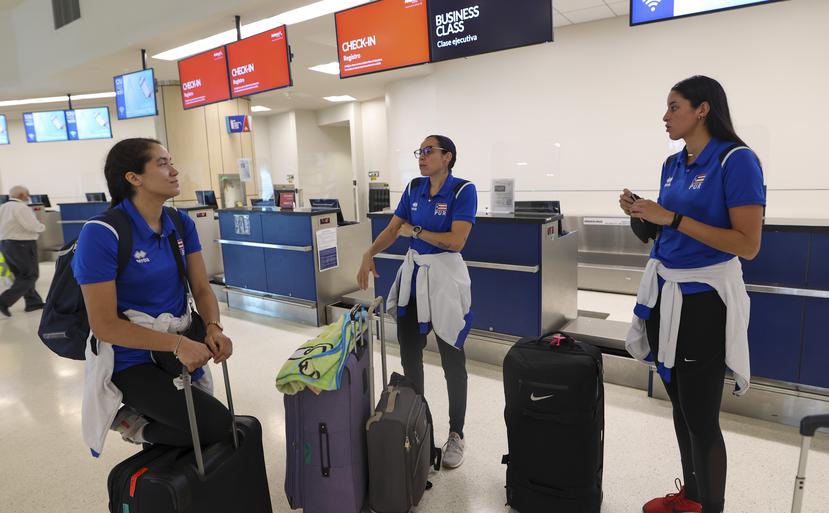 Raimariely Santos, Paola Rojas y Neira Ortiz son tres de las cinco jugadoras que pudieron viajar a última hora hacia el Mundial, el jueves.