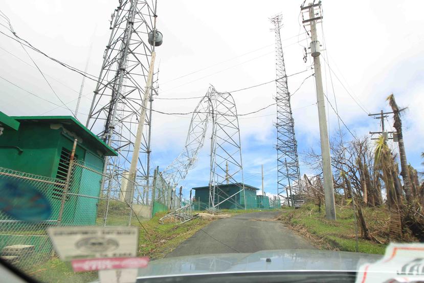 Varias de las torres de telecomunicaciones en la montaña de Guavate sufrieron daños extensos por los fuertes vientos del huracán María.