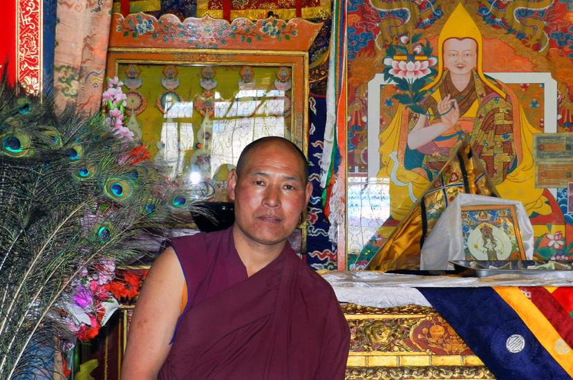 Un monje budista en el Monasterio Drepung, en Tibet, en  2011, que es parte de la muestra fotográfica de Héctor Méndez Caratini.