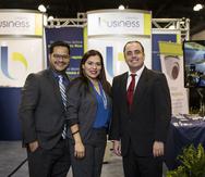 De izquierda a derecha: Ana Santini, B2B Brand Manager de Liberty Business, Rafael Reyes, director general de Alarm Depot
Juan Rosario, presidente de Alarm Depot.

