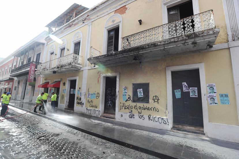 Brigadas del Municipio de San Juan limpiaron durante horas de la mañana las zonas más afectadas del Viejo San Juan.