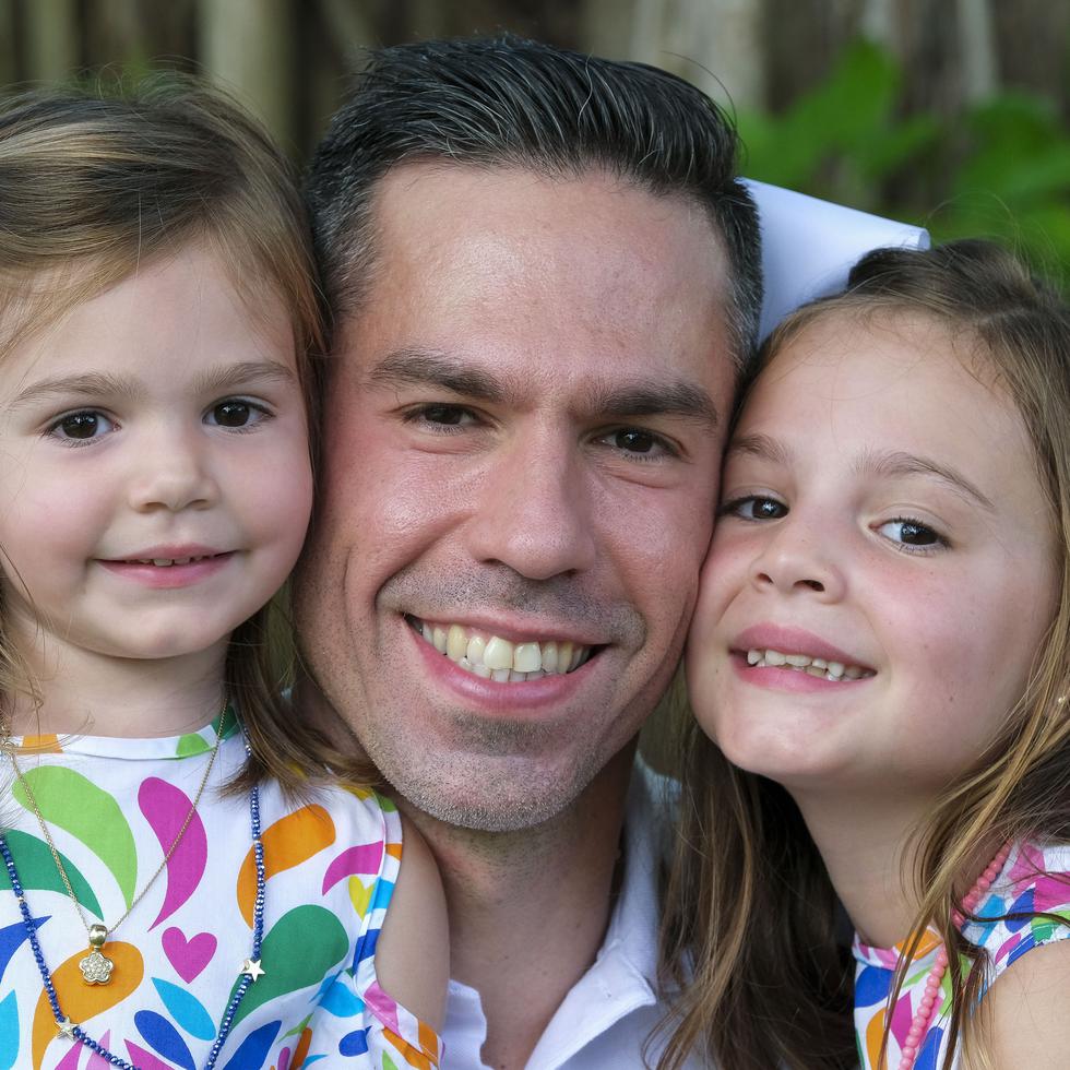 El gastroenterólogo Alberto Luis Zamot y sus hijas, Isabel y Elena Cecilia. (Gerald López / GFR Media)