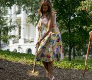 Melania Trump sembró un árbol junto a Richard Emory Gatchell Jr. y Marie Jean Eisenhower (nieta del expresidente Dwight Eisenhower)- (Foto: AP)
