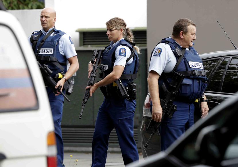 Policías armados patrullan fuera de una mezquita en el centro de Christchurch, Nueva Zelanda. (AP / Mark Baker)