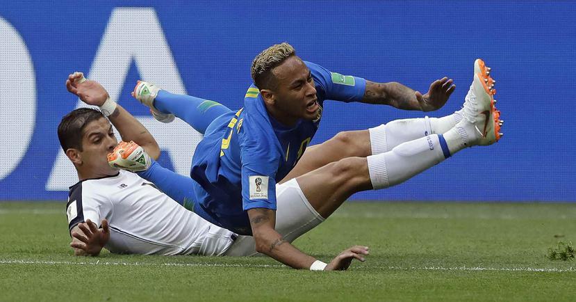 Neymar y Cristian Gamboa caen al suelo durante una jugada. (AP)