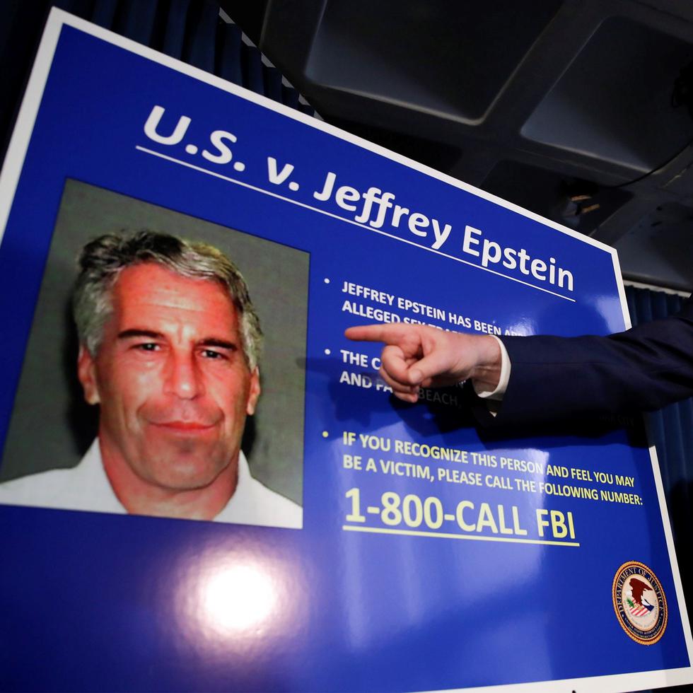 Epstein fue acusado en 2006 de abusar sexualmente de menores de 14 años y se declaró culpable en 2008 de solicitar y procurar a una menor para la prostitución bajo las leyes de Florida.