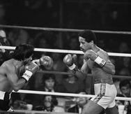 Wilfred Benítez (derecha) defendió con éxito su título superwelter del Consejo Mundial de Boxeo (CMB) ante el panameño Roberto "Mano de Piedra" Durán (izquierda) en una pelea escenificada el 30 de enero de 1982 en Las Vegas, Nevada.