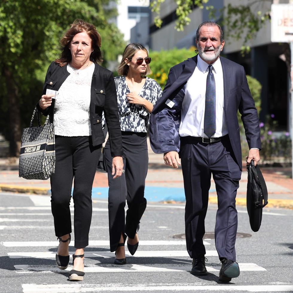 Francisco Rebollo, abogado de María Milagros Charbonier a su llegada al Tribunal federal en Hato Rey este jueves.