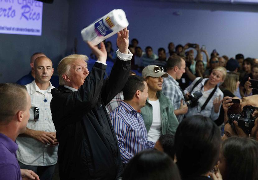 El presidente de los Estados Unidos, Donald Trump, en el momento en que lanza un rollo de papel toalla como si fuese una bola de baloncesto. (AP / Evan Vucci)