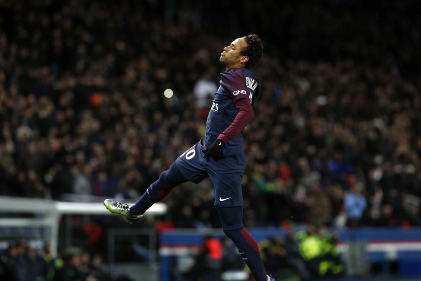 El brasileño Neymar, del PSG, festeja luego de anotar uno de sus cuatro goles ante el Dijon, en un encuentro de la liga francesa. (AP)