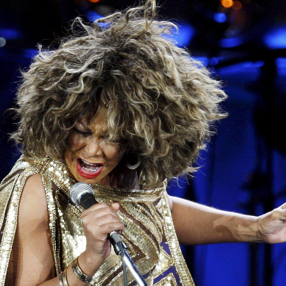 ZUR212 ZURICH (SUIZA) 15/2/2009.- La cantante estadounidense Tina Turner actúa durante un concierto que ha ofrecido en la sala Hallenstadion de Zurich, Suiza, hoy 15 de febrero de 2009. EFE/Steffen Schmidt

