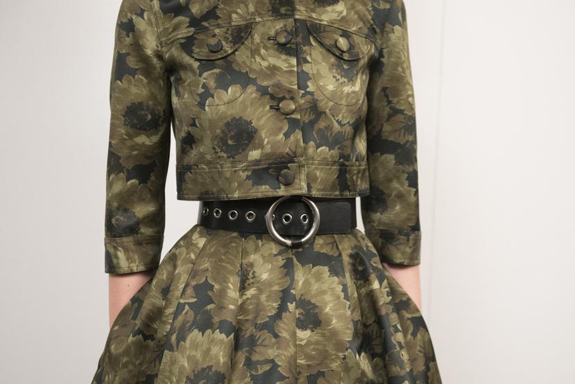 La chaqueta con cinturón que marca la cintura fomenta las temáticas femeninas en tendencia. Este conjunto es de Michael Kors.