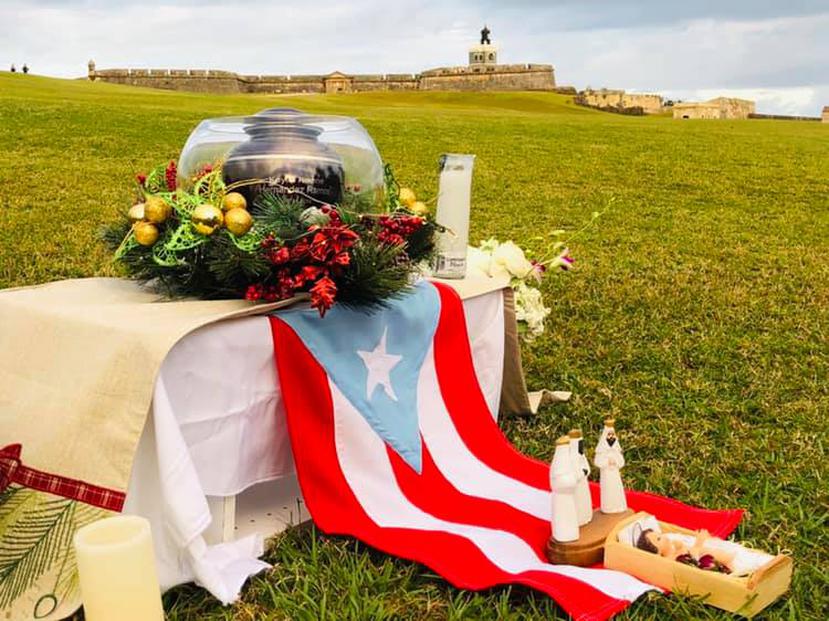 La urna decorativa de Keylla Hernández junto a la bandera de Puerto Ricos y una cerámica de los Reyes Magos. (Facebook)