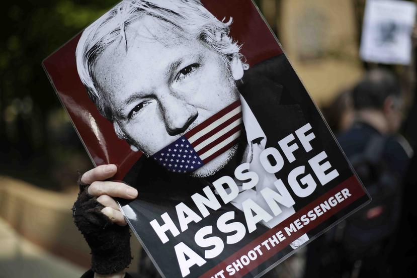 Manifestantes protestan a favor de Julian Assange afuera del tribunal donde estaba prevista una comparecencia del fundador de WikiLeaks en Londres. (AP/Matt Dunham)