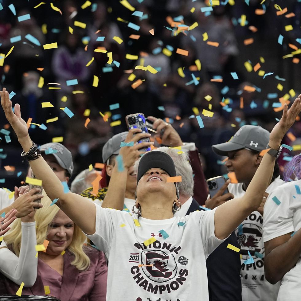Dawn Staley, entrenadora de Carolina del Sur festeja la victoria en la ronda semifinal del baloncesto colegial de mujeres, conseguida ante UConn, el 3 de abril de 2022.