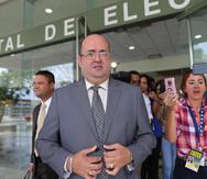 Rafael Ramos Sáenz frente a la sede de la Comisión Estatal de Elecciones. (GFR Media)