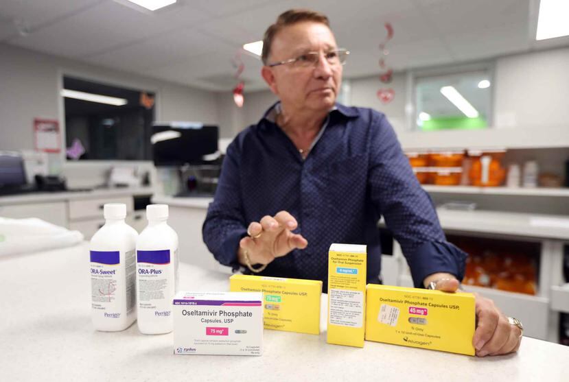 El licenciado Pedro Vanga, propietario de la Farmacia Vanga en San Juan, muestra varios de los medicamentos antivirales bioequivalentes para combatir los síntomas de la influenza.