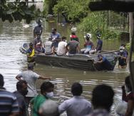 Los habitantes de Sri Lanka varados debido a las inundaciones viajan en un bote en una calle inundada tras las fuertes lluvias en Malwana, en las afueras de Colombo, Sri Lanka.