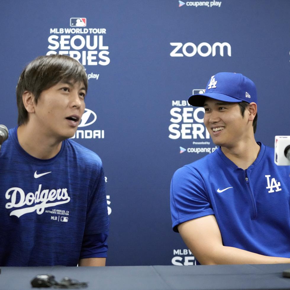 Shohei Ohtani, a la derecha, junto a su traductor Ippei Mizuhara en una conferencia de prensa el pasado 16 de marzo en Seúl.