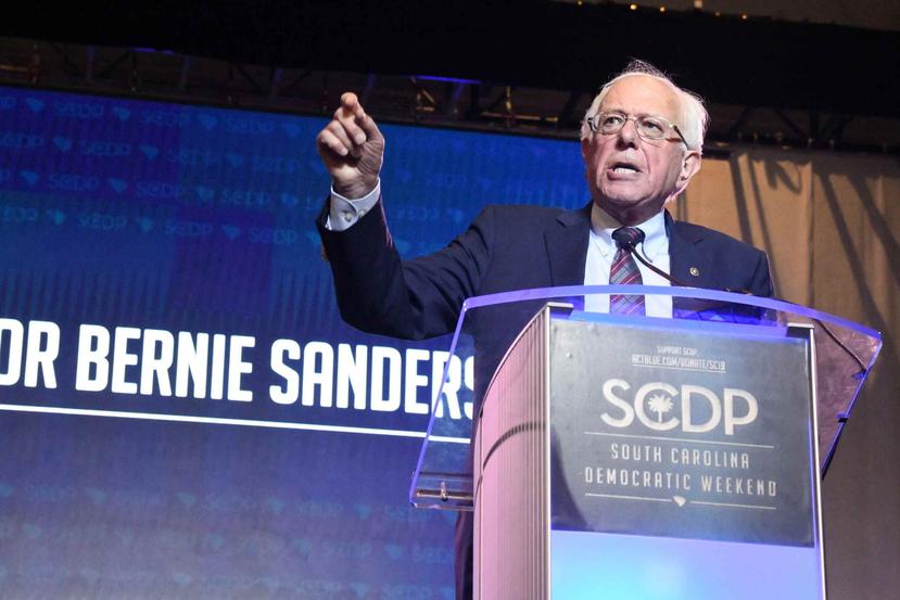 El senador Bernie Sanders pronuncia un discurso ante una multitud durante la Convención Demócrata en Carolina del Sur. (AP)