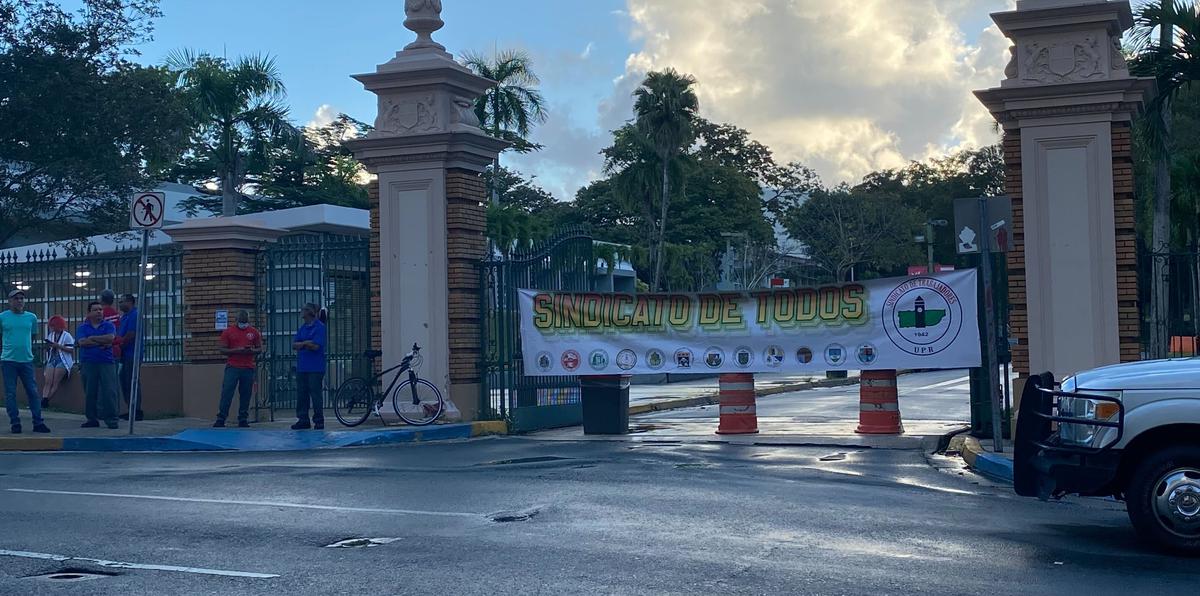Así amaneció cerrado el portón principal de la Universidad de Puerto Rico, Recinto de Río Piedras.