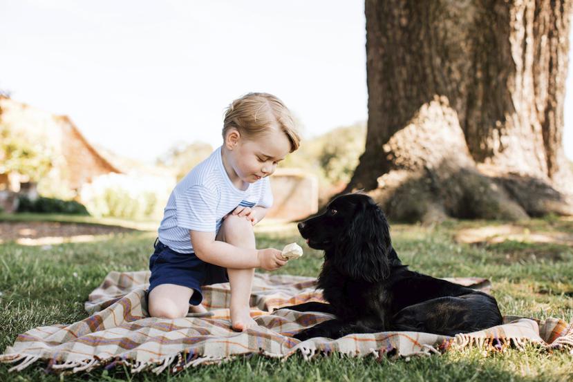 El príncipe Jorge en compañía de su perro Lupo.